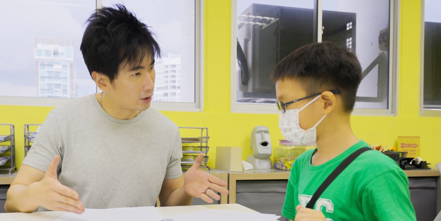 A photo of teacher Augustine conducting a good and effective trial class with a new student in Augustine's English Tuition centre in Singapore