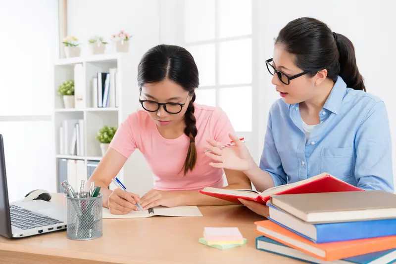 student and teacher one-on-one learning session